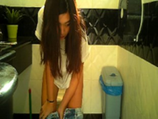 Binuhan sa loob ng isang CR sa mall